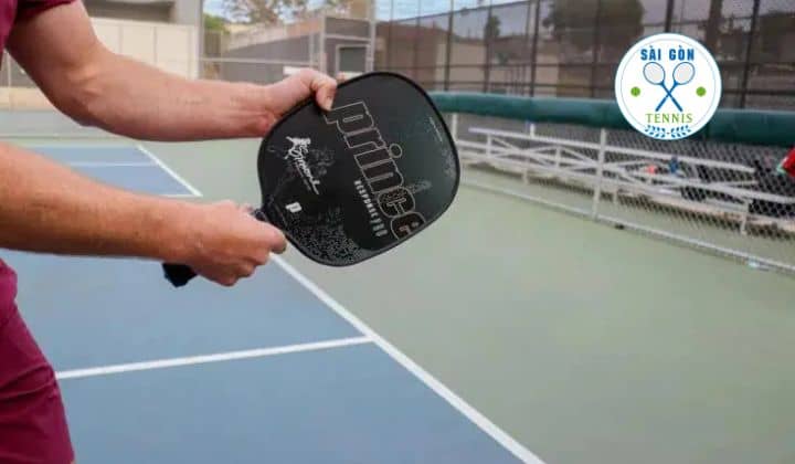 cach-cam-vot-pickleball